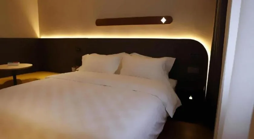 Bed in Jinjiang Inn Henan Museum Hutun Metro Station