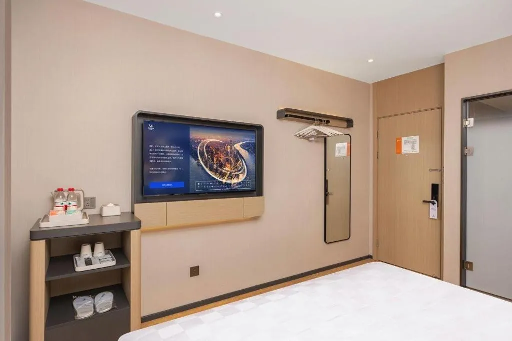 Bed in Jinjiang Inn Henan Museum Hutun Metro Station