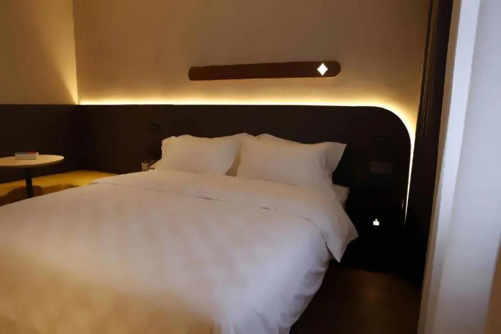 Bed in Jinjiang Inn Henan Museum Hutun Metro Station