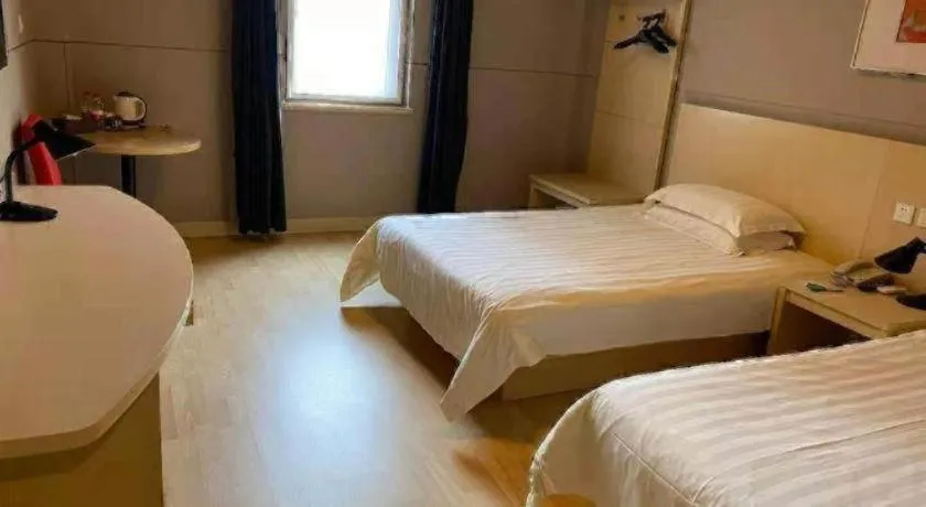 Bed in Jinjiang Inn Henan Museum Hutun Metro Station