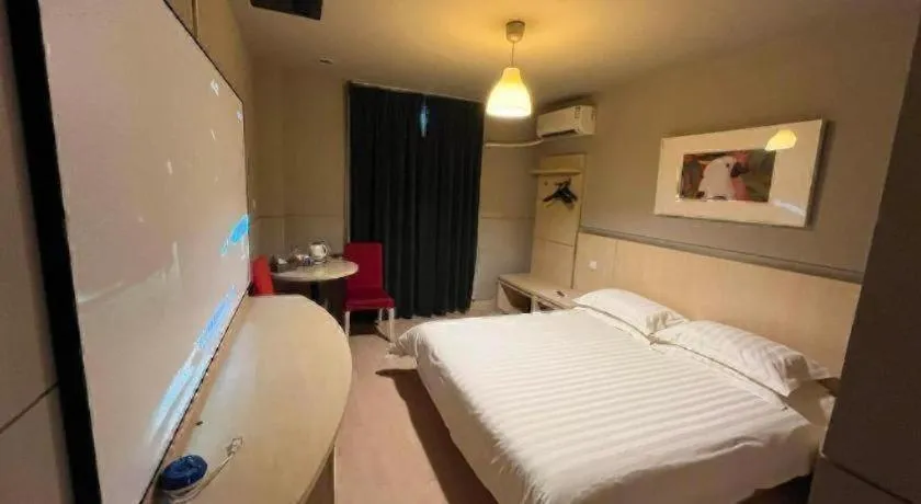 Bed in Jinjiang Inn Henan Museum Hutun Metro Station