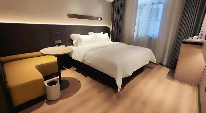 Bed in Jinjiang Inn Henan Museum Hutun Metro Station