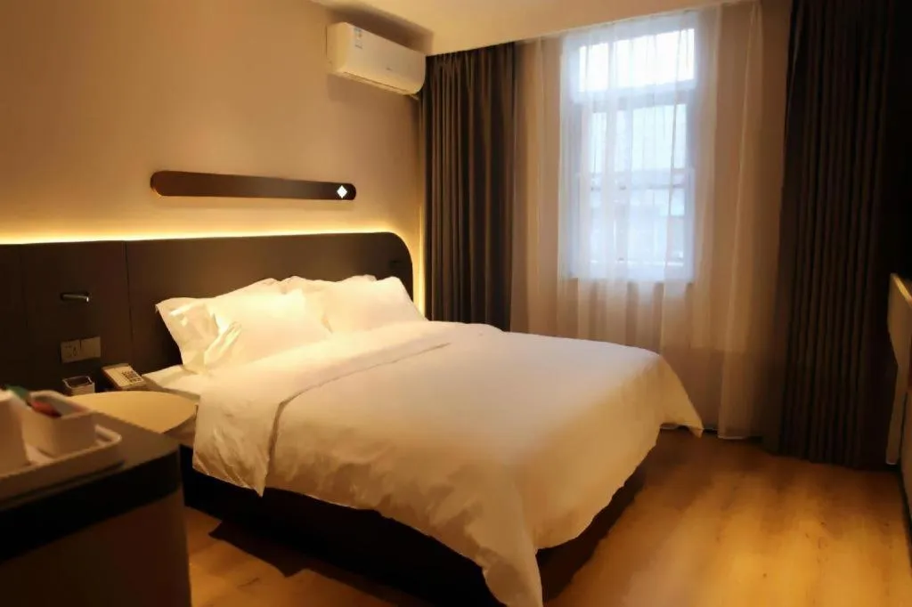 Bed in Jinjiang Inn Henan Museum Hutun Metro Station