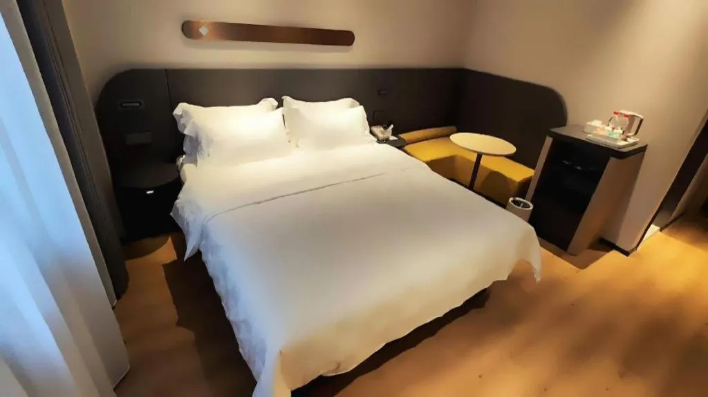 Bed in Jinjiang Inn Henan Museum Hutun Metro Station