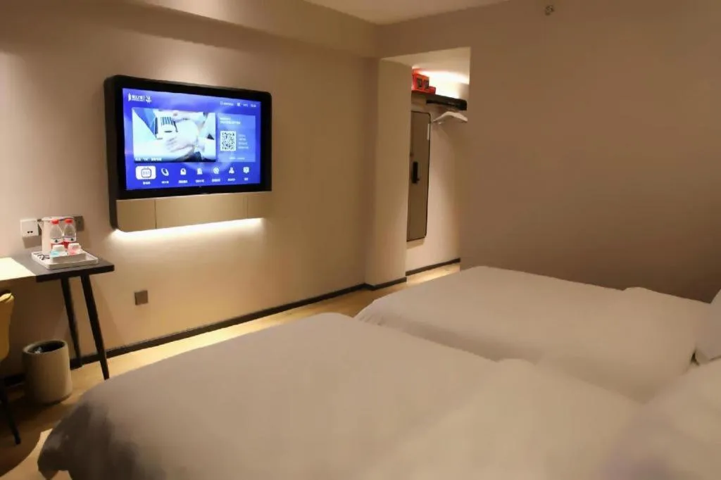 Bed in Jinjiang Inn Henan Museum Hutun Metro Station