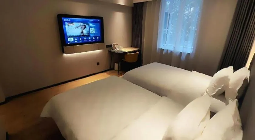 Bed in Jinjiang Inn Henan Museum Hutun Metro Station
