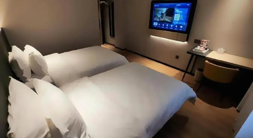 Bed in Jinjiang Inn Henan Museum Hutun Metro Station