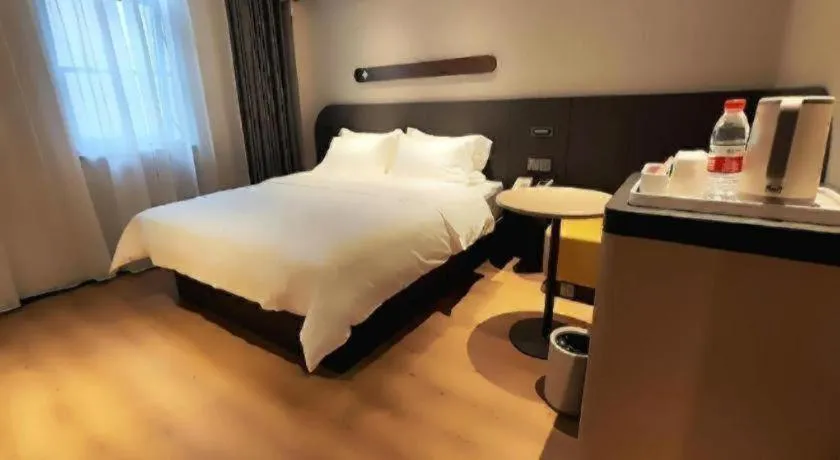 Bed in Jinjiang Inn Henan Museum Hutun Metro Station