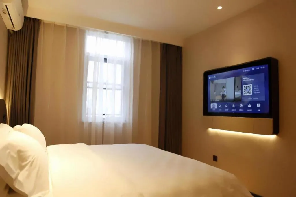 Bed in Jinjiang Inn Henan Museum Hutun Metro Station