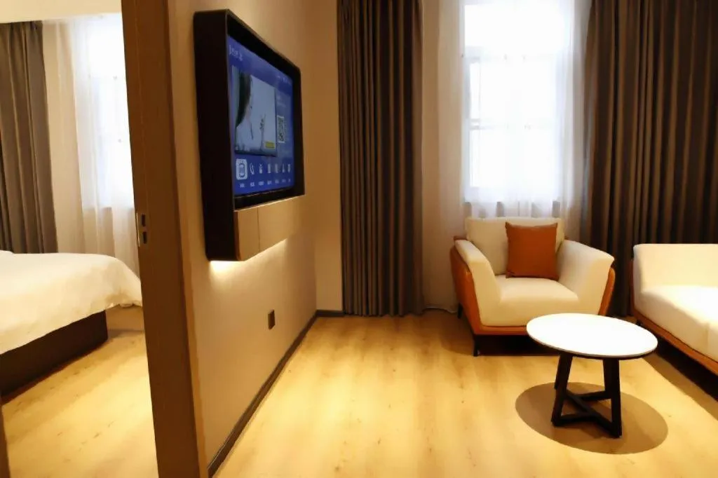 Bed in Jinjiang Inn Henan Museum Hutun Metro Station