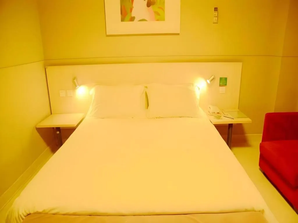 Bed in Jinjiang Inn Changzhou Global Dinosaur City Olympic Center