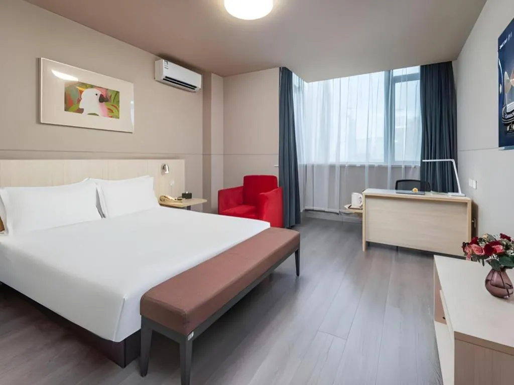 Bed in Jinjiang Inn Changzhou Global Dinosaur City Olympic Center