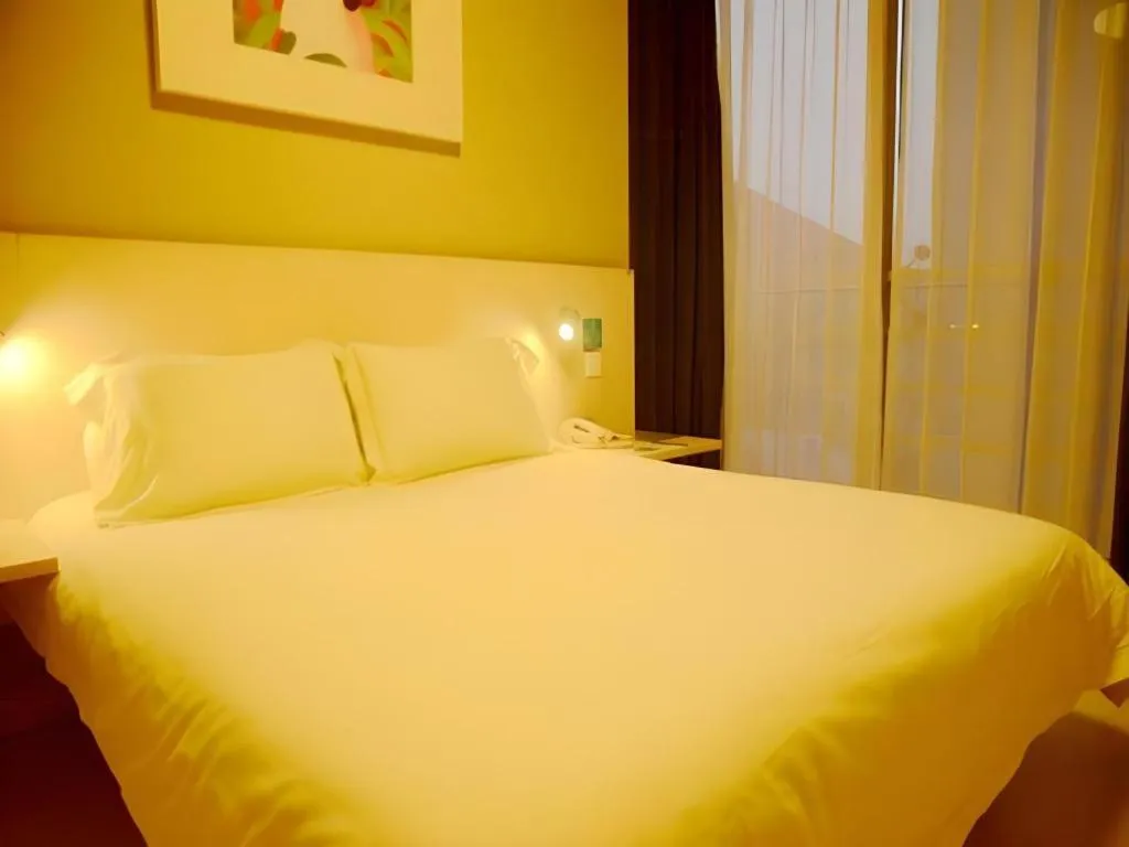 Bed in Jinjiang Inn Changzhou Global Dinosaur City Olympic Center