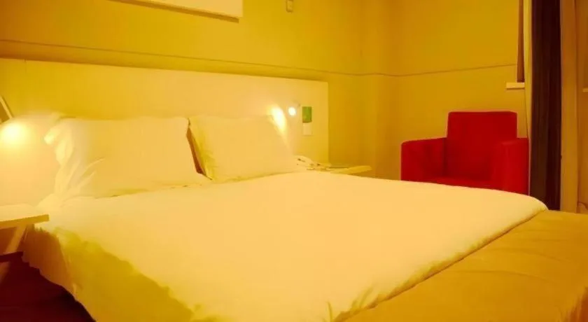 Bed in Jinjiang Inn Changzhou Global Dinosaur City Olympic Center