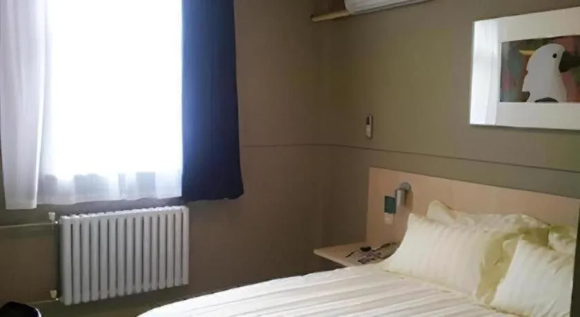 Bed in Jinjiang Inn Jiaozuo Gymnasium