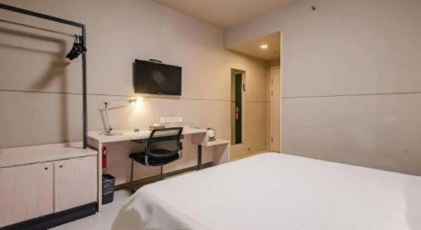 Bed in Jinjiang Inn Jiaozuo Gymnasium