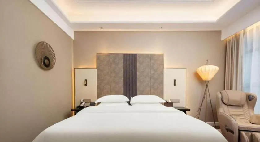 Bed in Jinjiang Metropolo Hotel - Taizhou Wanda Plaza