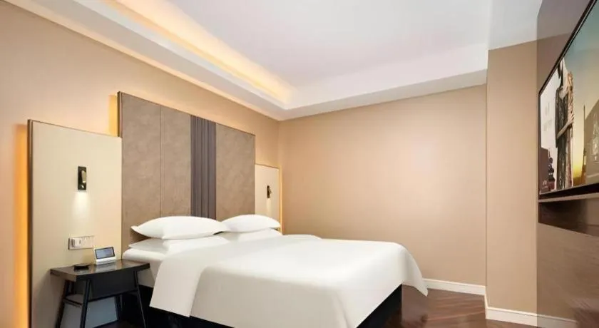 Bed in Jinjiang Metropolo Hotel - Taizhou Wanda Plaza