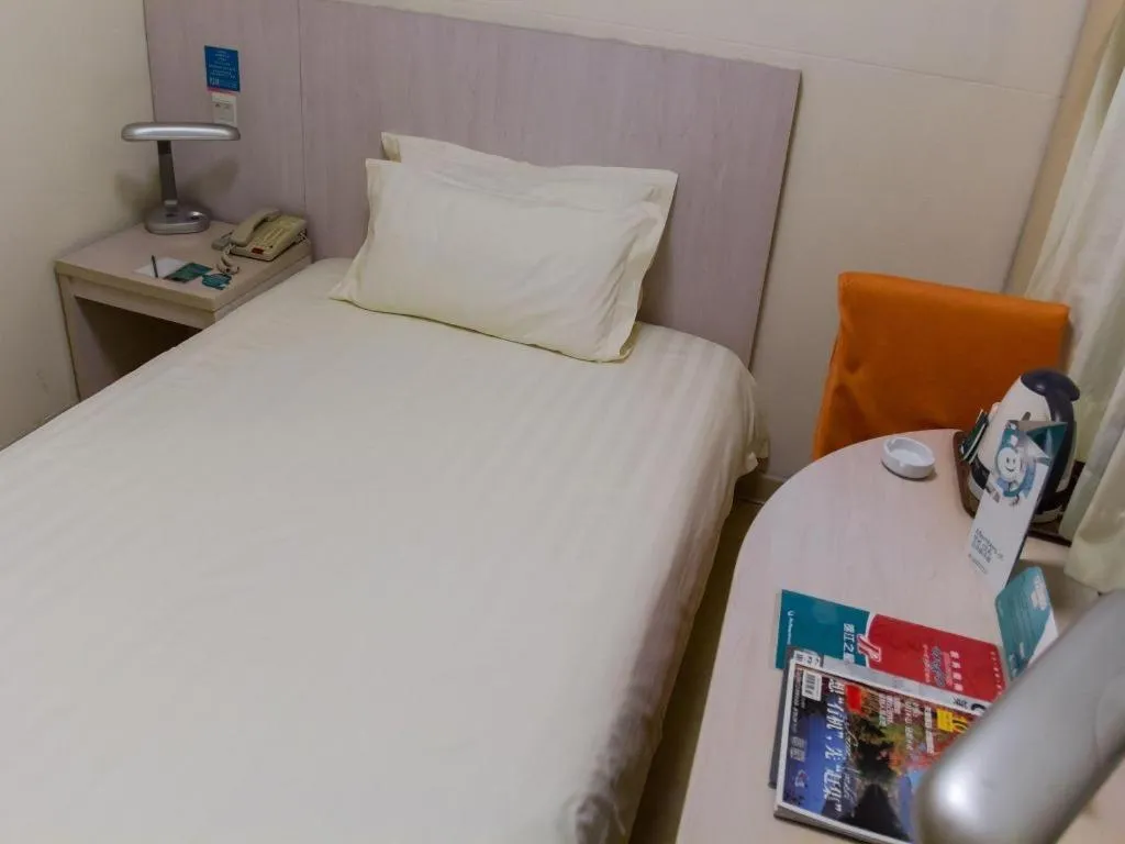 Bed in Jinjiang Inn Shanghai North Bund Yangpu Bridge Branch