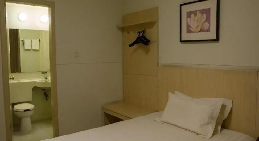 Bed in Jinjiang Inn Shanghai North Bund Yangpu Bridge Branch