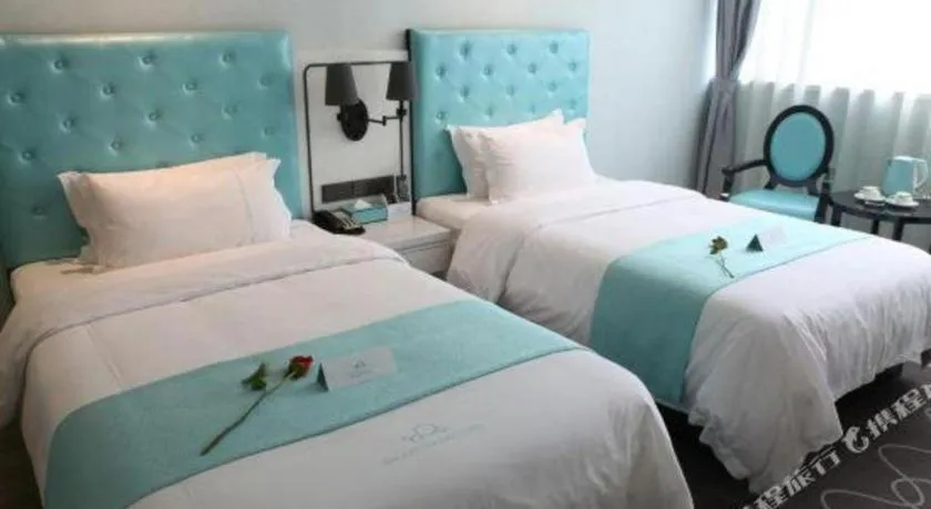 Bed in Qingdao Galaxy Holiday Hotel