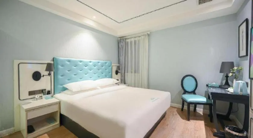 Bed in Qingdao Galaxy Holiday Hotel