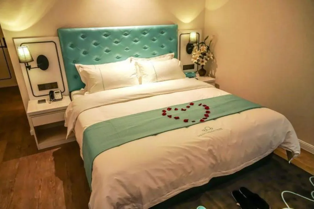 Bed in Qingdao Galaxy Holiday Hotel