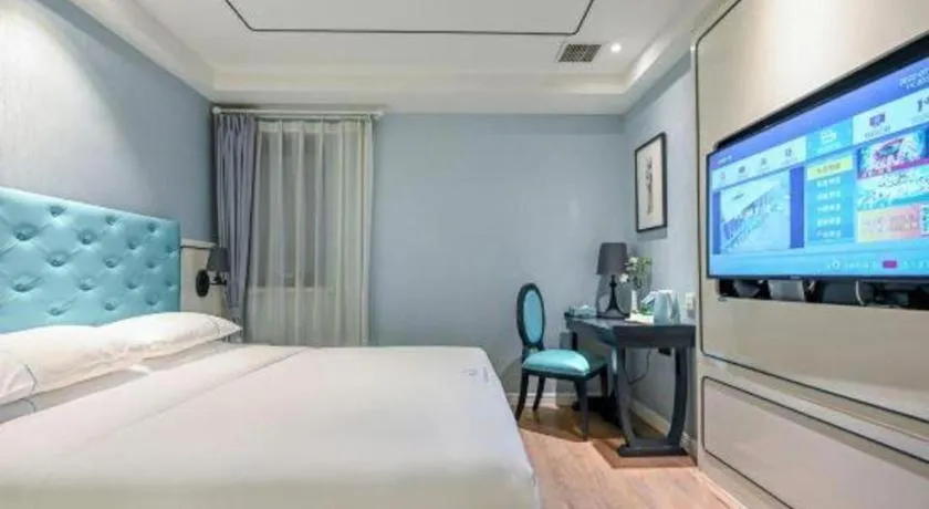 Bed in Qingdao Galaxy Holiday Hotel