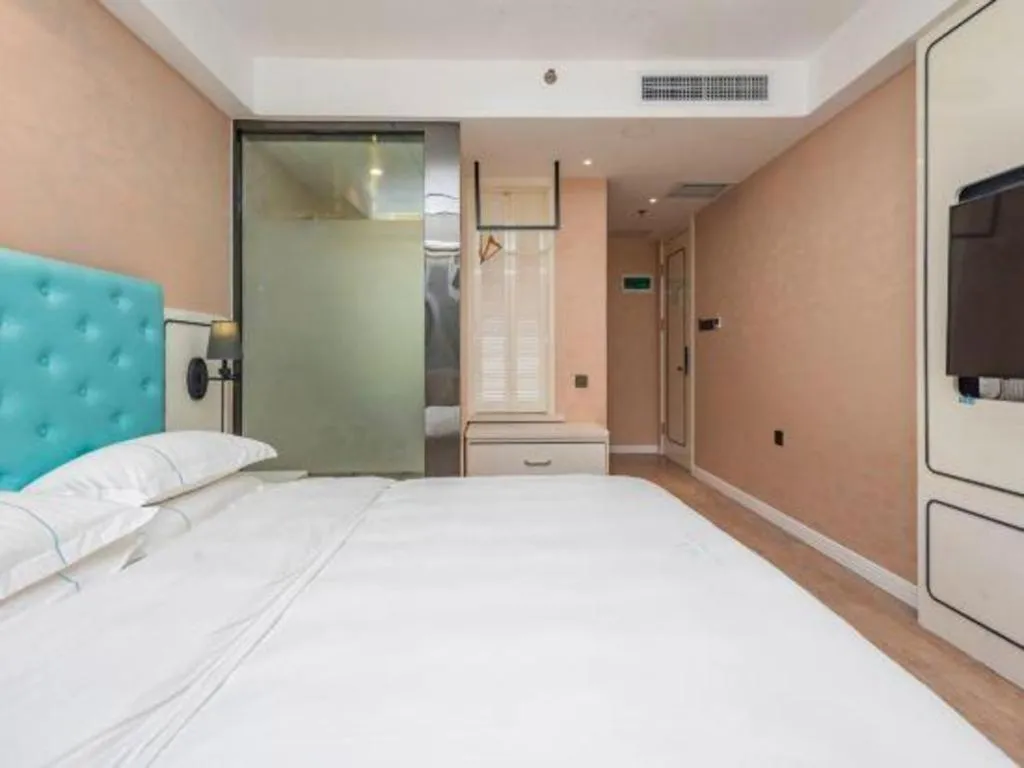 Bed in Qingdao Galaxy Holiday Hotel