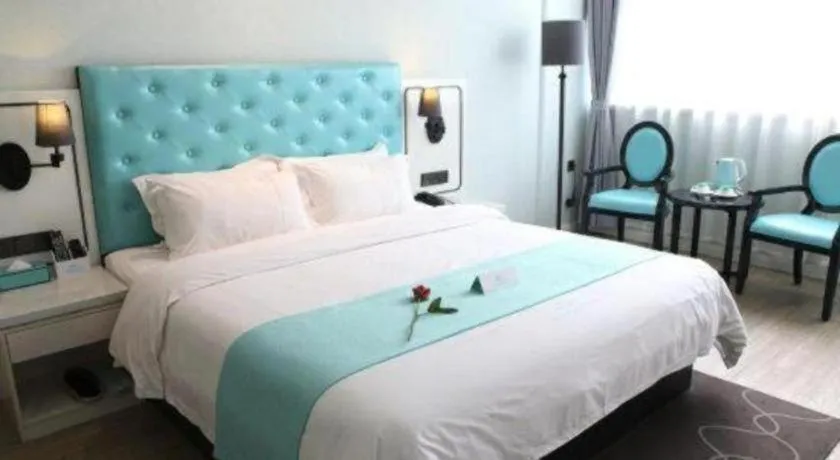 Bed in Qingdao Galaxy Holiday Hotel