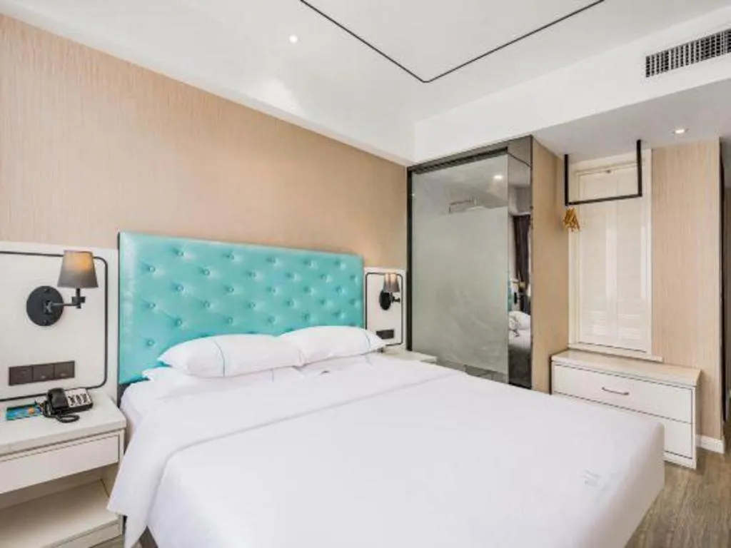 Bed in Qingdao Galaxy Holiday Hotel