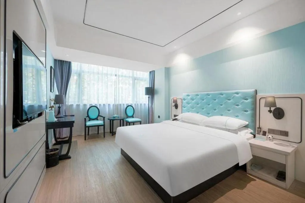 Bed in Qingdao Galaxy Holiday Hotel