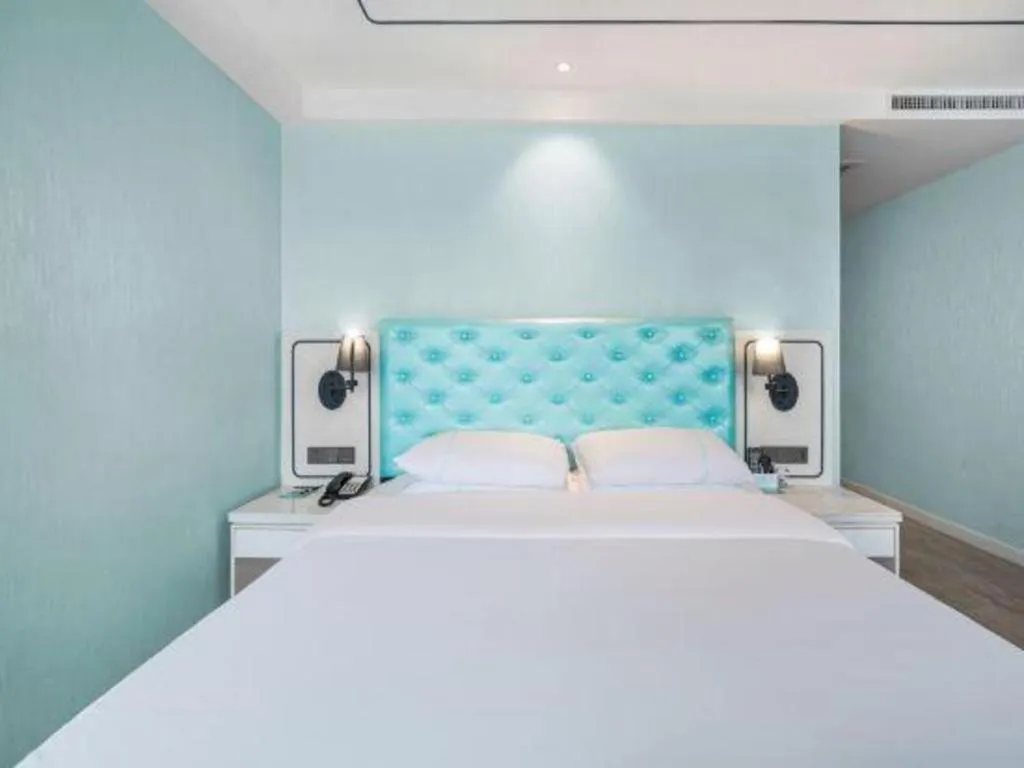 Bed in Qingdao Galaxy Holiday Hotel