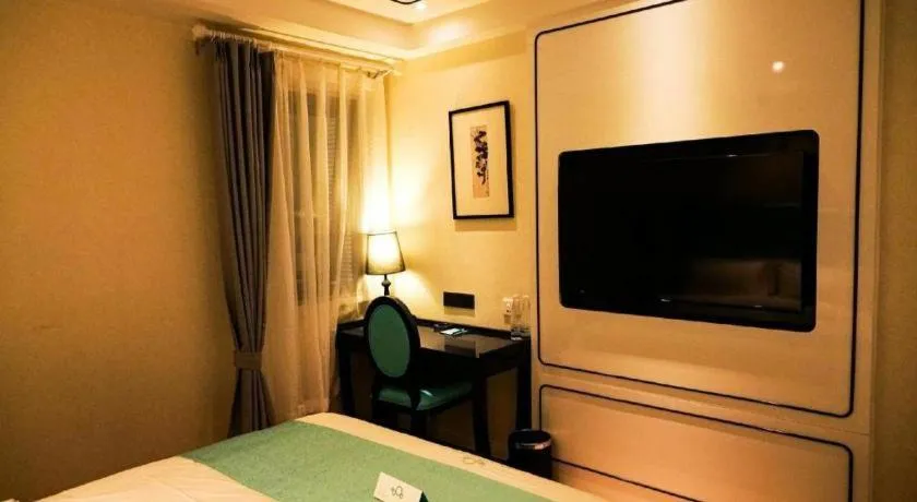 Bed in Qingdao Galaxy Holiday Hotel