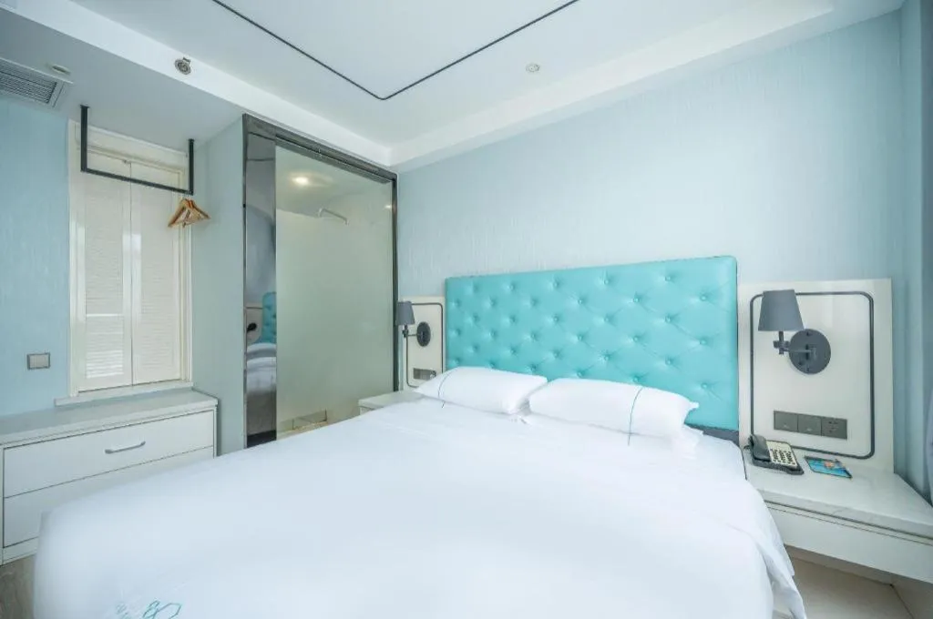 Bed in Qingdao Galaxy Holiday Hotel