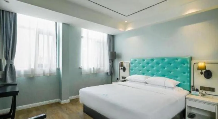 Bed in Qingdao Galaxy Holiday Hotel