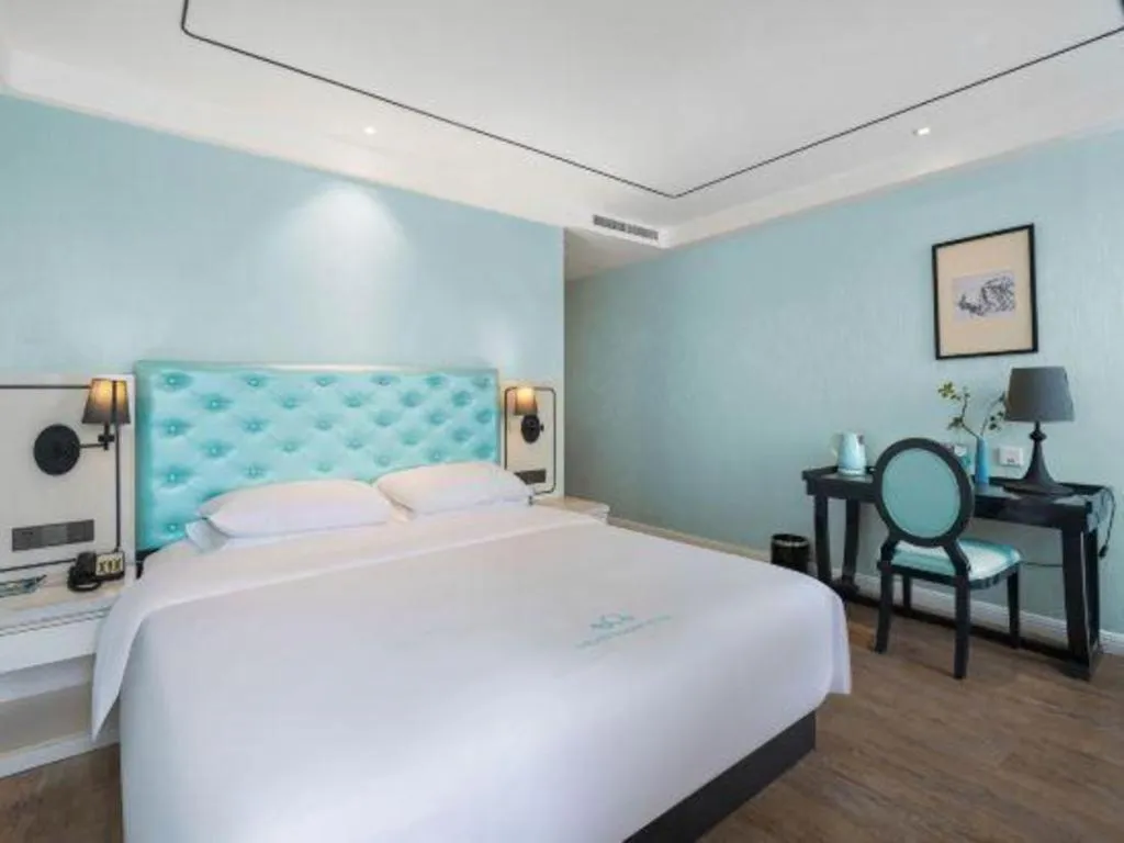 Bed in Qingdao Galaxy Holiday Hotel