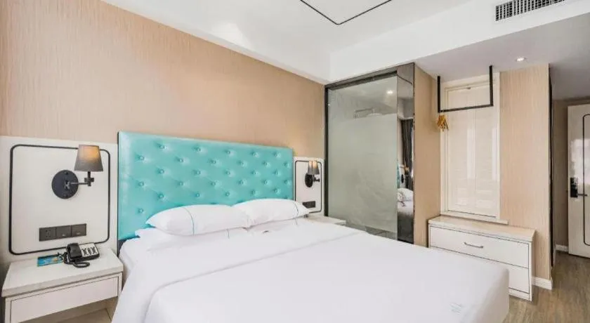 Bed in Qingdao Galaxy Holiday Hotel