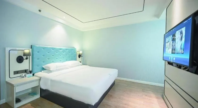 Bed in Qingdao Galaxy Holiday Hotel