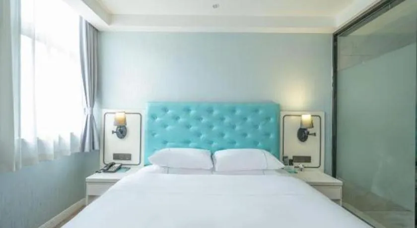 Bed in Qingdao Galaxy Holiday Hotel