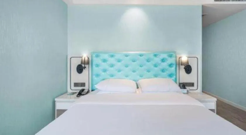 Bed in Qingdao Galaxy Holiday Hotel