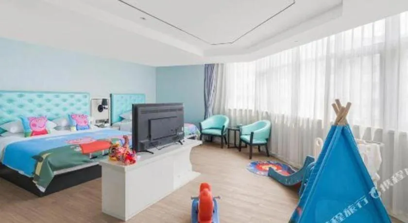 Bed in Qingdao Galaxy Holiday Hotel