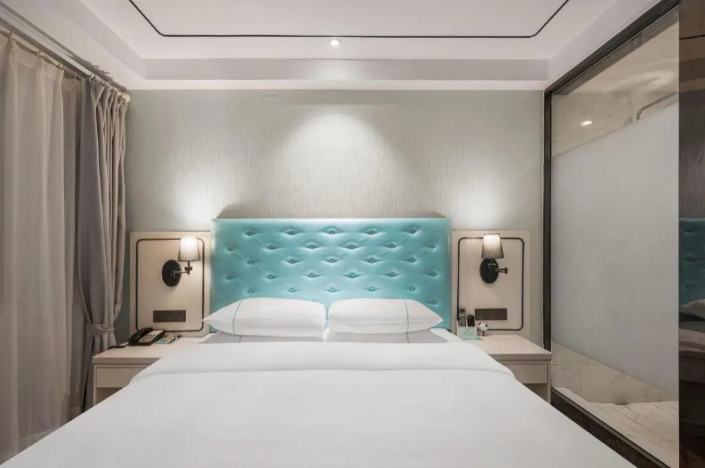 Bed in Qingdao Galaxy Holiday Hotel