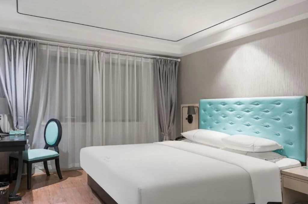 Bed in Qingdao Galaxy Holiday Hotel