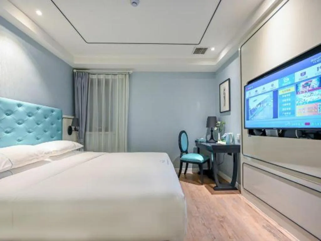 Bed in Qingdao Galaxy Holiday Hotel