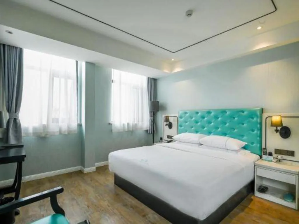 Bed in Qingdao Galaxy Holiday Hotel