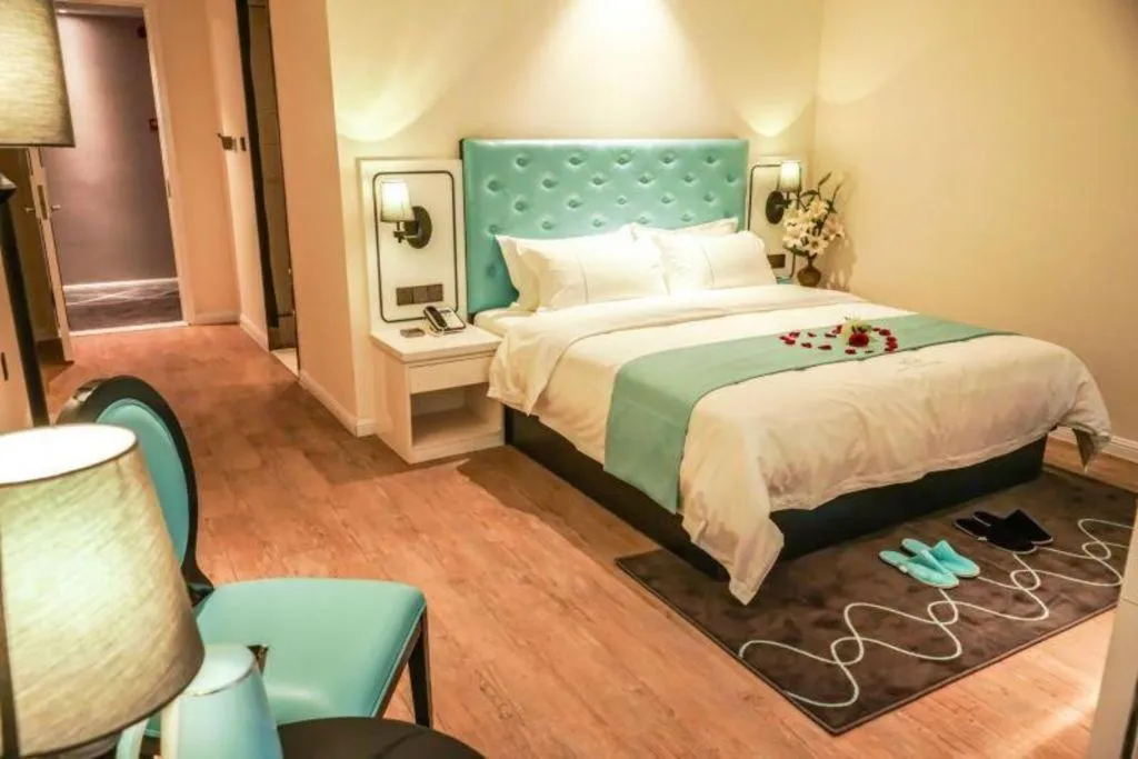 Bed in Qingdao Galaxy Holiday Hotel