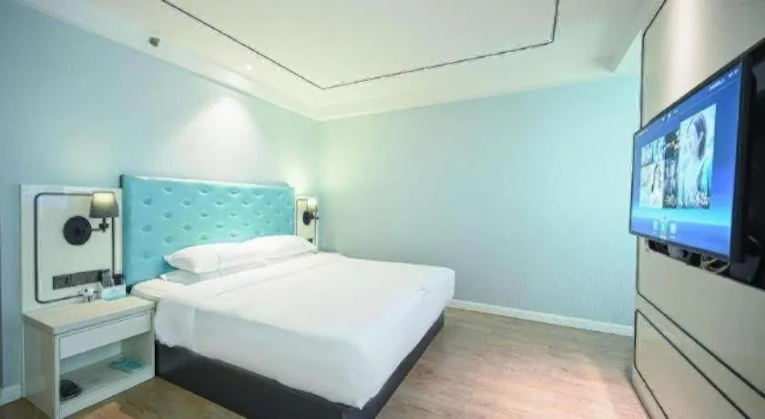 Bed in Qingdao Galaxy Holiday Hotel