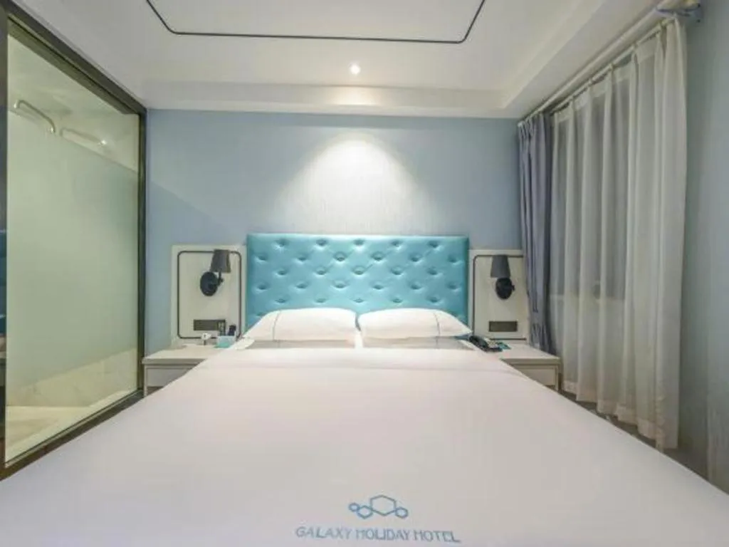 Bed in Qingdao Galaxy Holiday Hotel