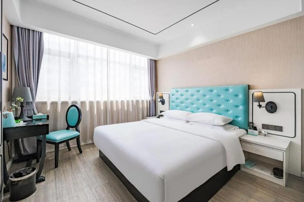 Bed in Qingdao Galaxy Holiday Hotel